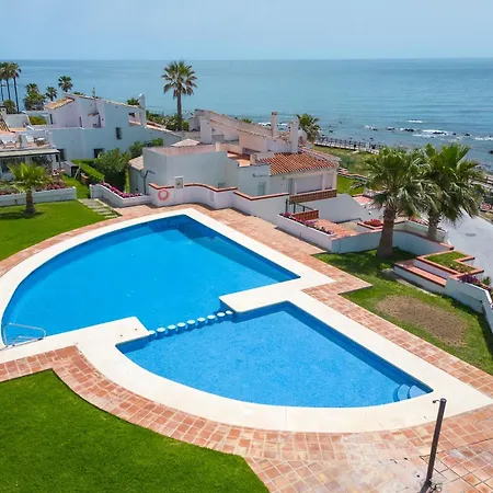 Pass The Keys Beautiful Beachside Retreat Costa מיחאס